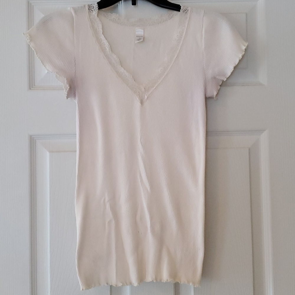 Cream colored, lace trimmed v-neck top. Size XL.